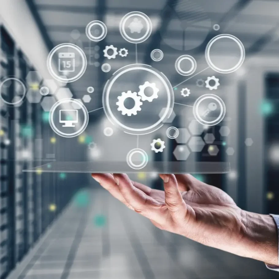 Hand mit schwebenden Zahnrädern und Symbolen für Technologie und Datenanalyse.