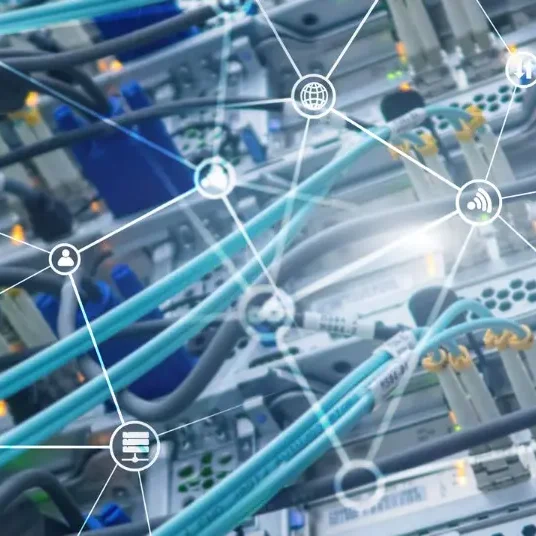 Netzwerktechnologie mit Kabeln und Verbindungen zwischen verschiedenen Geräten.