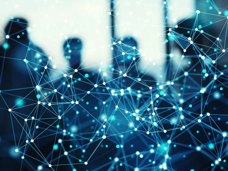 Silhouetten von Menschen mit einem Netzwerk aus blauen und weißen Punkten im Vordergrund.
