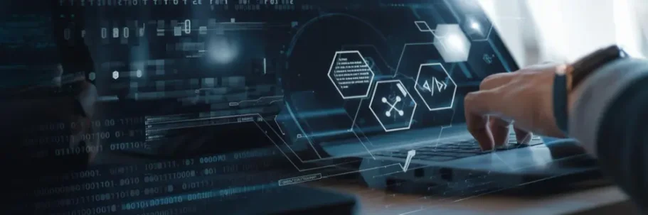 System-Integration Händedrücken auf einem Laptop mit digitalen Grafiken und Datenanalysen im Hintergrund.