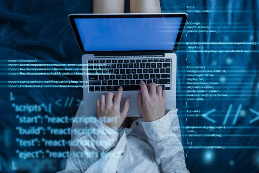 Skript-Entwicklung Person mit Laptop, umgeben von Code und Programmierzeilen auf einem blau leuchtenden Hintergrund.