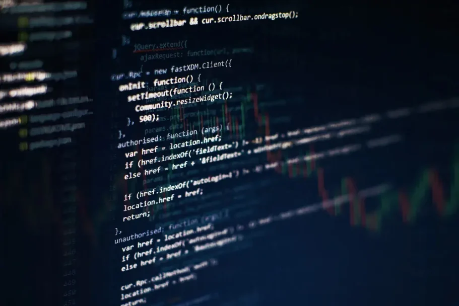 Ordnen Codezeilen und Diagrammkurven in einem dunklen, technischen Umfeld.