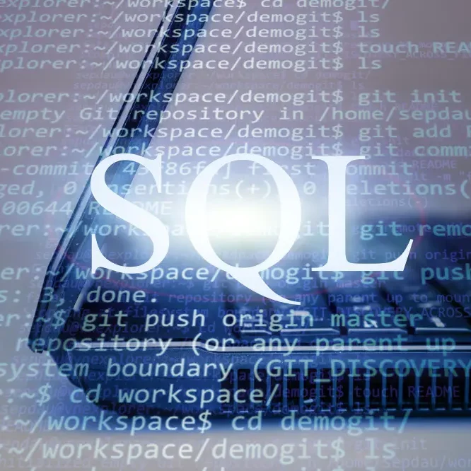 Laptop mit dem Wort "SQL" und Codezeilen im Hintergrund.