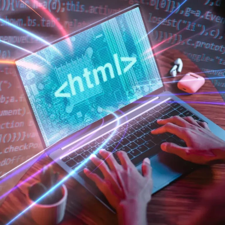 Hände tippen auf einer Laptop-Tastatur mit HTML-Code und bunten Lichtern im Hintergrund.